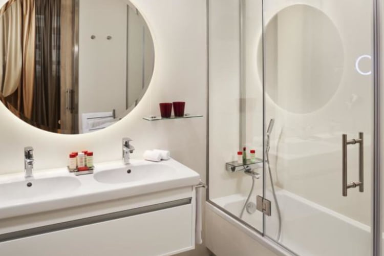 Classic Double Room bathroom